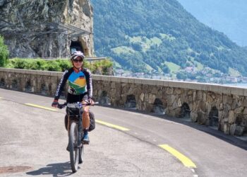 Ciclista baiana, Ana Melão, lança obra sobre sua jornada de bike pela Europa na Bienal do Livro Bahia