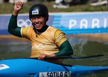 Ana Sátila se classifica para a semifinal no caiaque cross