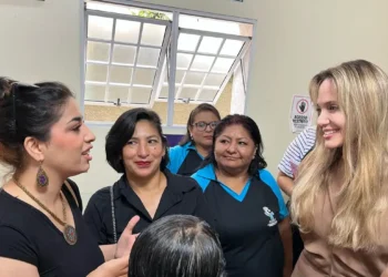 Atriz Angelina Jolie visita centro de imigrantes e refugiados em SP