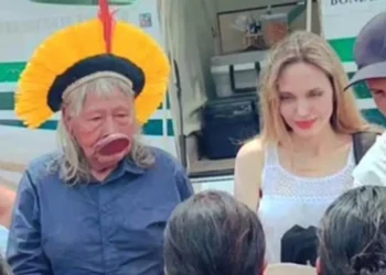 Angelina Jolie desembarca no Brasil e faz visita a aldeia indígena acompanhada do Cacique Raoni Metuktire