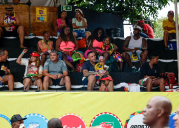 Mesmo com chuva, foliões curtem Carnaval na Arquibancada Social do Campo Grande