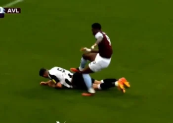 Jogador do Aston Villa pisa nas costas de zagueiro do Newcastle e é expulso