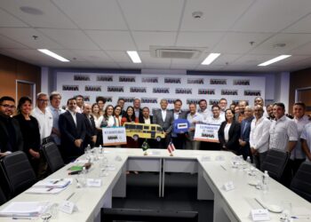 Pojuca: Jerônimo entrega ambulância, kits de saúde e ônibus escolar para o município