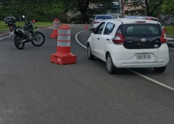 Avenida Bonocô: óleo na pista deixa trecho de via interditado em via