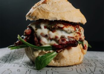 Com produção 100% artesanal, Bravo Burger atualiza menu para o Verão