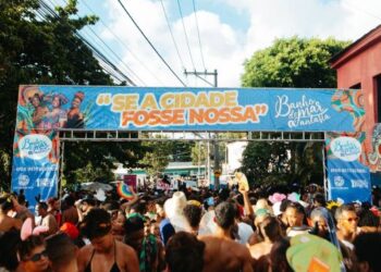 Banho de Mar a Fantasia leva multidão às ruas e lança plataforma ‘Se a cidade fosse nossa’