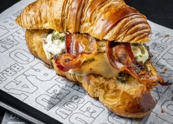 Bravo Burger resgata blend premiado e traz opções em croissants, com produção 100% artesanal