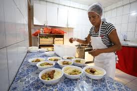 Bahia Sem Fome: Cozinhas comunitárias começam entrega de refeições para população em vulnerabilidade social de 14 municípios