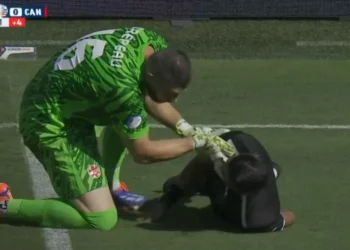 Bandeirinha passa mal e desmaia no campo durante jogo da Copa América