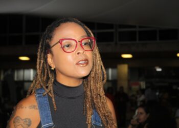 Bárbara Carine autografa livro de durante lançamento na Biblioteca Central