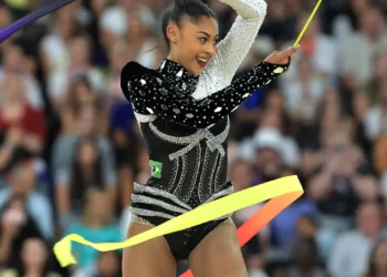 Ginástica rítmica: Bárbara Domingos põe Brasil em 1ª final individual
