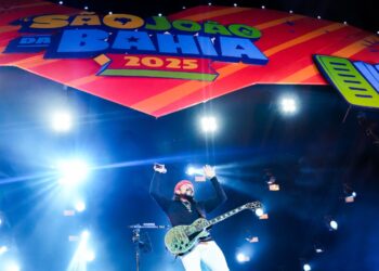 Bell Marques tira o Parque de Exposições do chão com muito arrasta-pé na terceira noite de festa