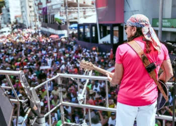 Barra: Bell Marques abre Arrastão com uma multidão de foliões