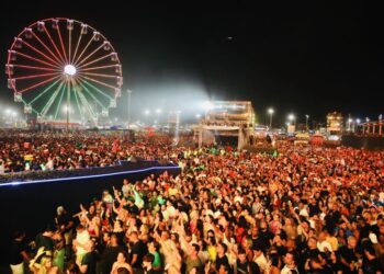 Festival Virada Salvador 2025 tem duas noites de sucesso com mais de 300 mil pessoas na orla da Boca do Rio