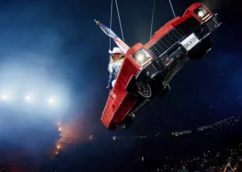 Beyoncé interrompe show após problema com carro içado em cima do público
