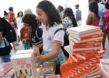 Governo da Bahia vai distribuir dez mil vales-livro para estudantes e professores da rede estadual durante Bienal do Livro 2024