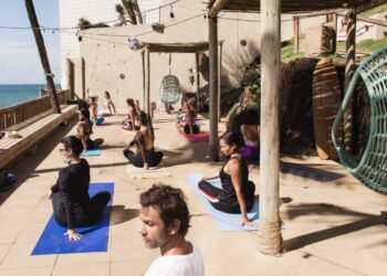 Projeto Encontros retorna ao Blue Praia com manhã de yoga no Terraço Blue