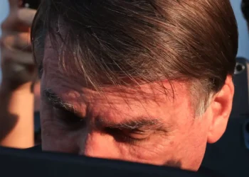 Moraes dá 48h para Bolsonaro explicar estadia na embaixada da Hungria