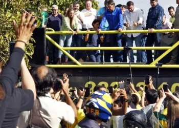 De tornozeleira, Bolsonaro participa de motociata em Brasília