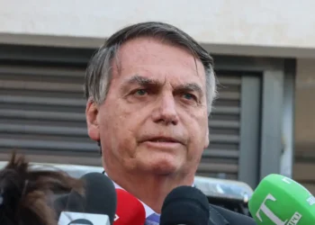 Moraes autoriza Bolsonaro a ir ao velório da mãe do presidente do PL