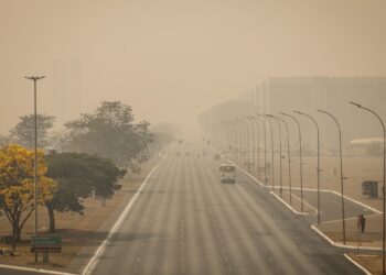 Brasília amanhece coberta de fumaça pelo segundo dia seguido