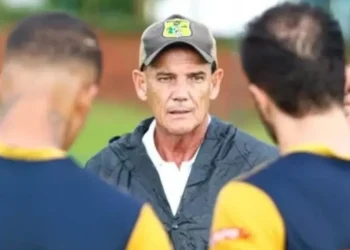 Técnico se demite no intervalo, médico assume, e Brasiliense vence pela Série D