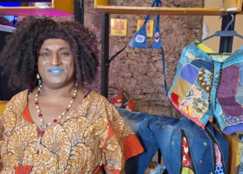 Pessoas trans são excluídas por 71% dos familiares e 68% já sofreram violência policial, revela Censo Trans