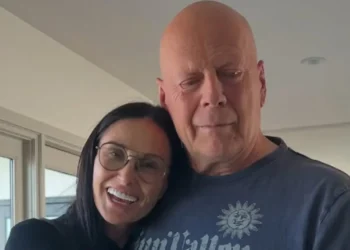 Bruce Willis atuou com apoio de ponto eletrônico e roteiros reduzidos após diagnóstico de demência