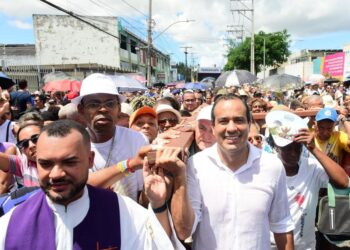Prefeito Bruno Reis participa de caminhada religiosa rumo ao Bonfim: “Momento de agradecer e de pedir sabedoria”