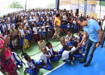 Prefeitura entrega 1ª escola municipal com piscina semiolímpica e anuncia inauguração de outras cinco novas unidades