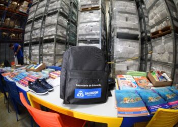 Bruno Reis apresenta kits escolares que serão distribuídos para a rede municipal de educação em 2024