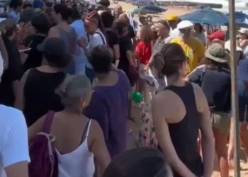 Na praia do Buracão, populares manifestam contra “Pec das Praias”