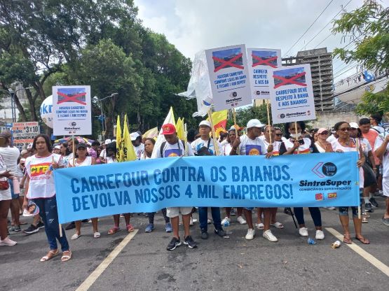 Trabalhadores protestam contra 4 mil demissões no Carrefour na Bahia