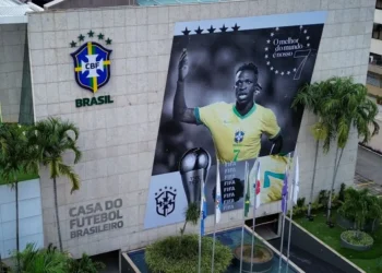 Vini Jr é homenageado na sede da CBF neste domingo