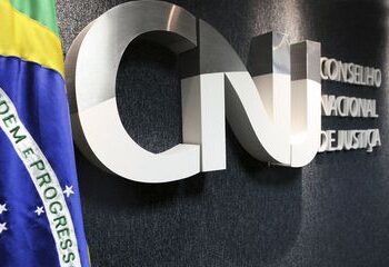 CNJ suspende norma que proíbe uso de cropped no STJ