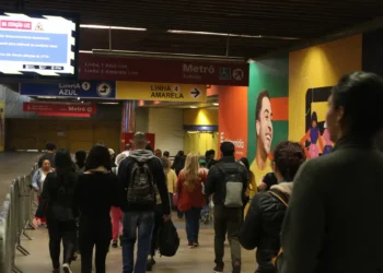 Falha em trem da CPTM lota estações em São Paulo nesta segunda