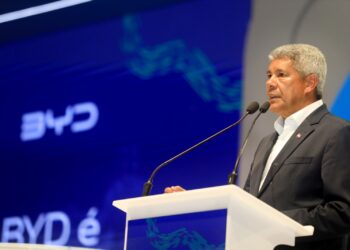 Jerônimo destaca liderança da Bahia na revolução energética, durante apresentação de primeiro carro elétrico montado na fábrica da BYD, em Camaçari