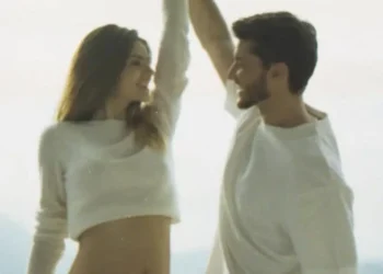 Camila Queiroz e Klebber Toledo anunciam primeira gravidez