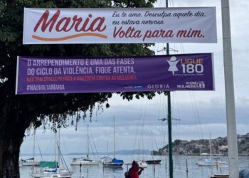 Faixas em Salvador provocam reflexão sobre violência contra a mulher