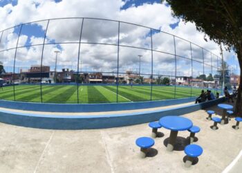 Prefeitura inaugura campo com grama sintética no Rio Sena e chega a 36 entregues desde 2021