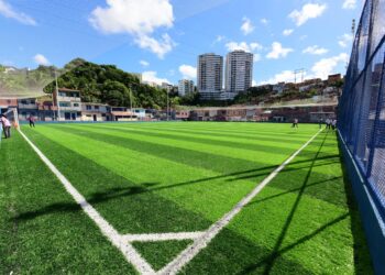 Prefeitura de Salvador chega à marca de 70 campos de grama sintética nas comunidades