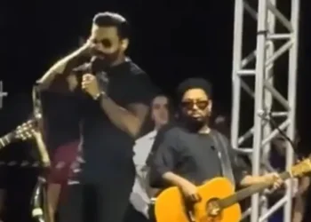 Cantor Pablo interrompe show no Piauí após mulher lançar objetos no palco
