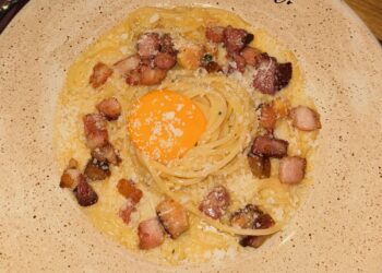 Wine bar Vino! antecipa Dia do Carbonara com brinde cortesia em Salvador