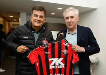 Carlo Ancelotti recebe camisa do Vitória antes de jogo contra o Corinthians
