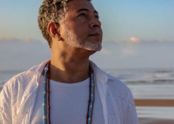 Carlos Barros celebra os 60 anos de carreira de Maria Bethânia com o show “Feitos na Bahia: As Canções Ancestrais de Maria Bethânia”