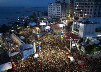 Com produção de Pedrinho da Rocha, marca do Carnaval de Salvador 2025 exalta 40 anos do Axé Music