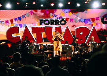 Forró estilizado da banda Catuaba com Amendoim agita Largo do Pelourinho