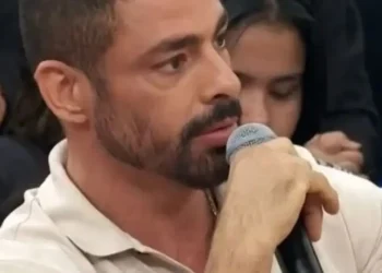 Cauã Reymond diz que sofria bullying na infância por causa da família: ‘Minha mãe era HIV positivo’