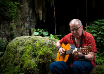 Cézar Mendes faz seu primeiro show aos 72 anos –