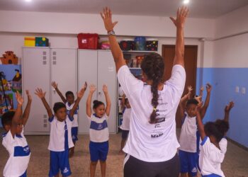 Vivência teatral do Chegança Atelier Cultural conquista crianças de escolas públicas de Salvador